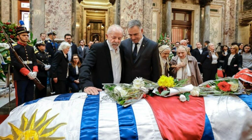“Vá em paz, Pepe. Hasta siempre”, diz Lula na despedida do amigo Mujica