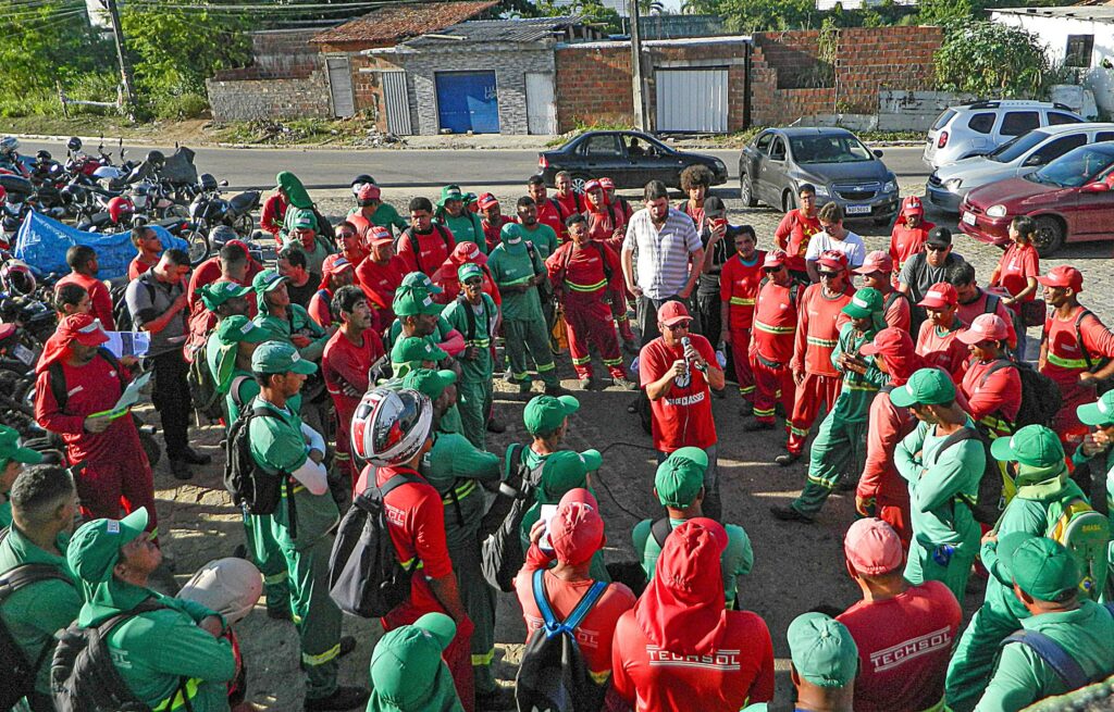 “Precisamos falar sobre a exaustiva jornada de trabalho, as horas-extras e a escala 6×1, pegando cedo no batente, faça chuva ou faça sol. Enquanto isso, os patrões seguem em casa, ganhando contratos milionários, e nós só temos apenas um dia de folga na semana” “Precisamos falar sobre a exaustiva jornada de trabalho, as horas-extras e a escala 6×1, pegando cedo no batente, faça chuva ou faça sol. Enquanto isso, os patrões seguem em casa, ganhando contratos milionários, e nós só temos apenas um dia de folga na semana”
