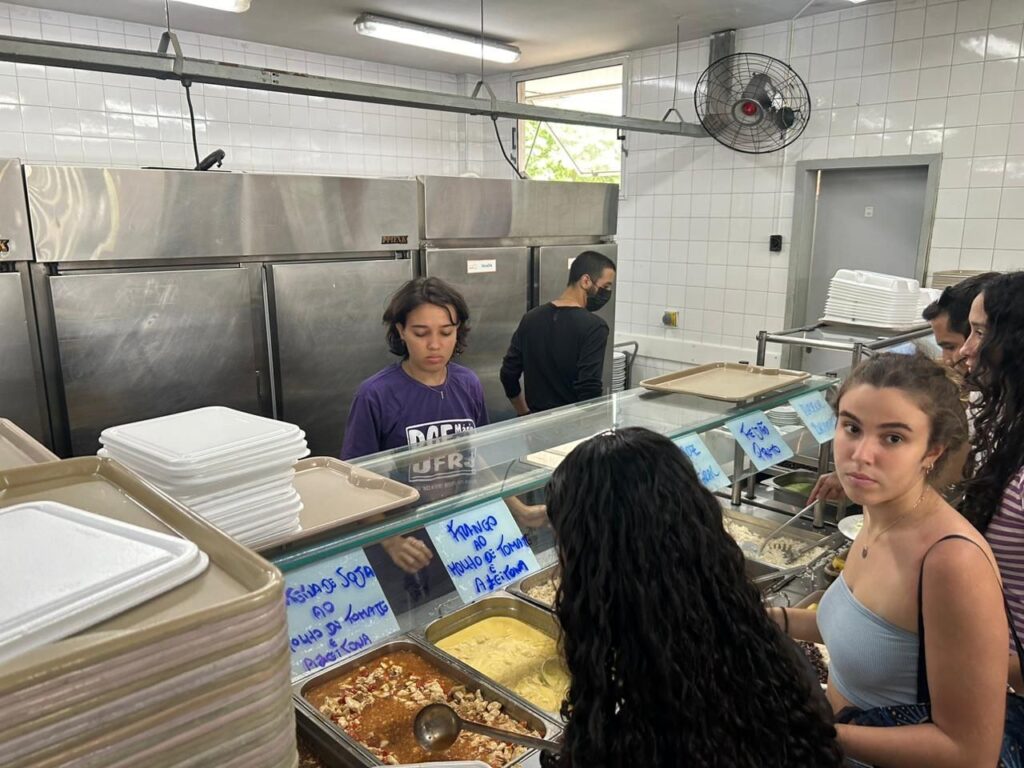 Sem comida, sem educação: a realidade dos restaurantes universitários no Brasil Sem comida, sem educação: a realidade dos restaurantes universitários no Brasil