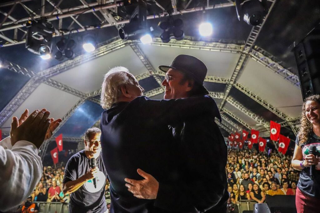 ‘Aqui está o que produz o nosso povo, que merece respeito’: Xangai faz show na Feira do MST