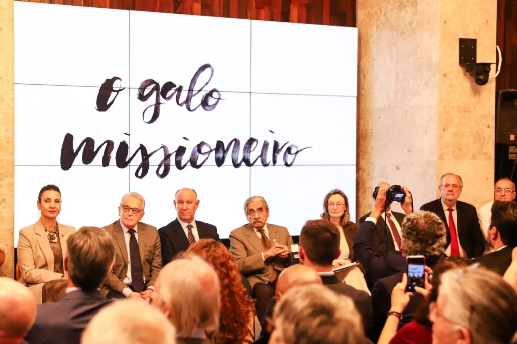 Olívio Dutra recebe Medalha Mérito Legislativo por trajetória em defesa da democracia e dos direitos do povo