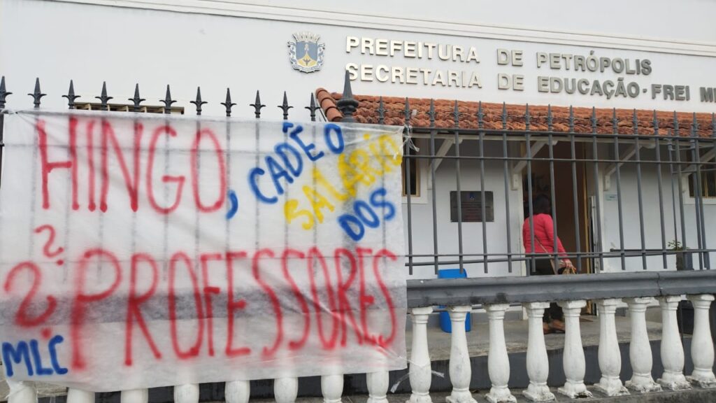 Professores lutam contra atraso de salário em Petrópolis (RJ)