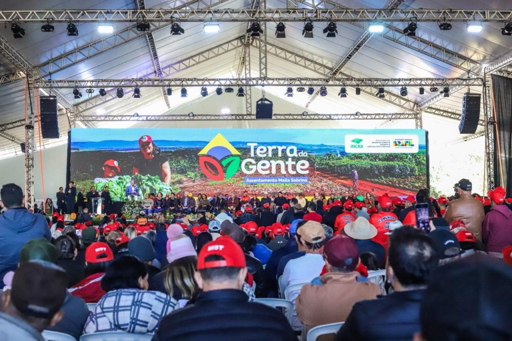 Lula e cinco ministros participam do ato de criação do assentamento Maila Sabrina, no Paraná