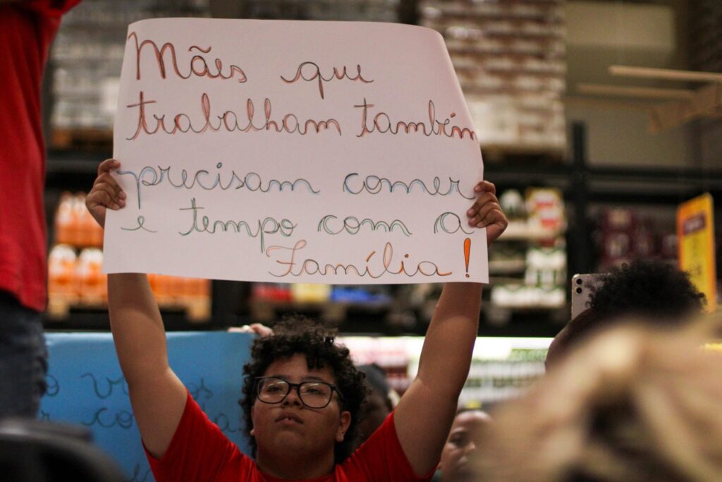 Na véspera do Dia das Mães, mulheres protestam contra a fome e o fim da escala 6×1 em supermercado de SP Na véspera do Dia das Mães, mulheres protestam contra a fome e o fim da escala 6×1 em supermercado de SP