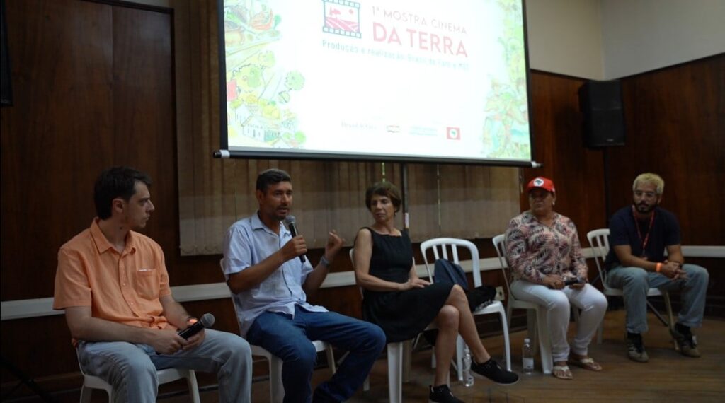 Mostra de Cinema da Terra discute produção de alimentos saudáveis, tecnologia e violência no campo em feira do MST
