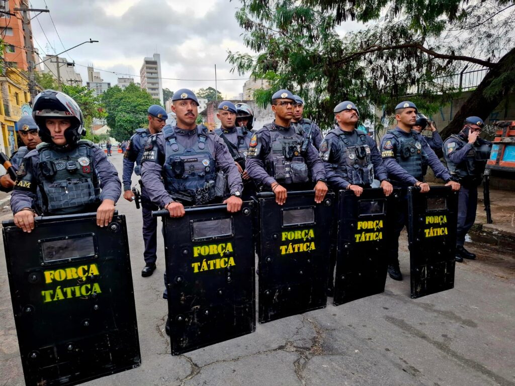 Governo Tarcísio descumpre acordo, derruba casas na favela do Moinho, em SP, e moradores travam linha do trem