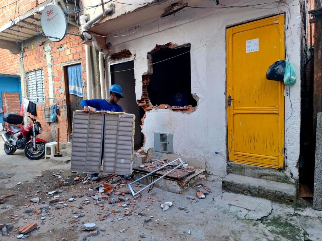 Tarcísio cerca favela do Moinho e ataca moradores; um bebê passa mal após uso de gás lacrimogêneo Tarcísio cerca favela do Moinho e ataca moradores; um bebê passa mal após uso de gás lacrimogêneo