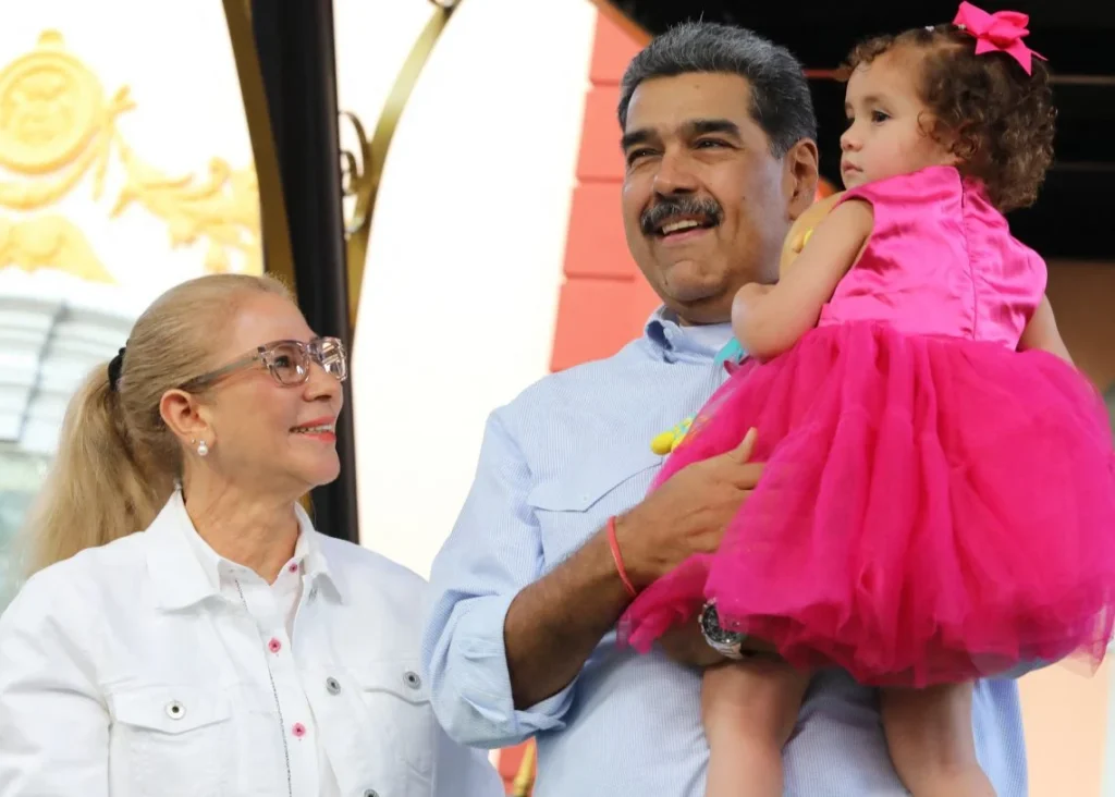 Venezuela comemora retorno de criança separada dos pais deportados pelos EUA Venezuela comemora retorno de criança separada dos pais deportados pelos EUA