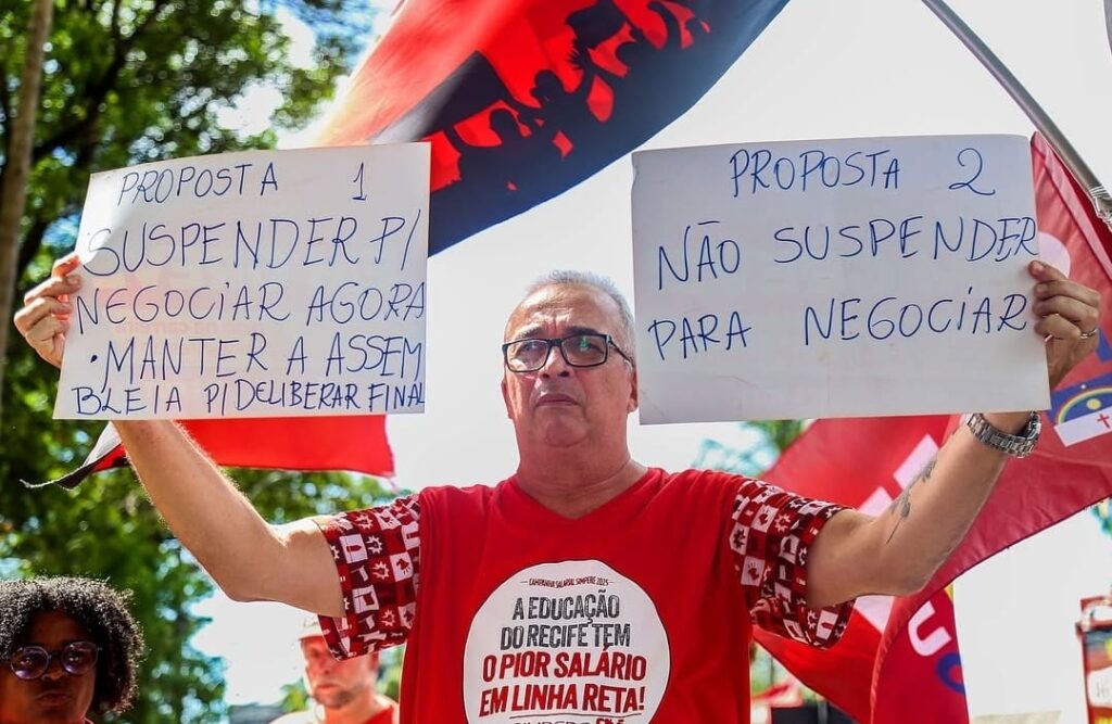 Professores do Recife (PE) suspendem greve, mas mantêm escolas sem aula; prefeitura retoma diálogo Professores do Recife (PE) suspendem greve, mas mantêm escolas sem aula; prefeitura retoma diálogo