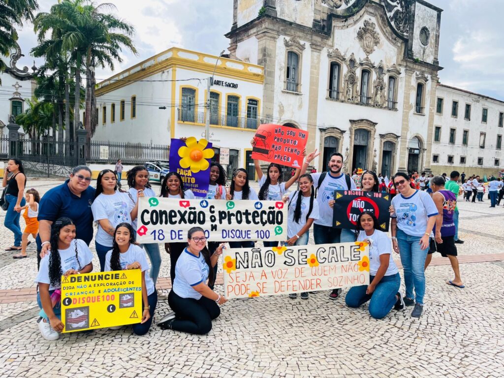 Crianças e adolescentes protestam no Recife (PE) por políticas de combate à violência sexual