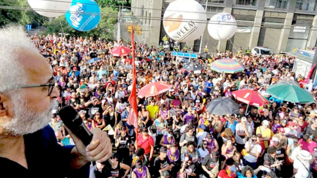 Professores em luta enfrentam descaso e autoritarismo da direita Professores em luta enfrentam descaso e autoritarismo da direita