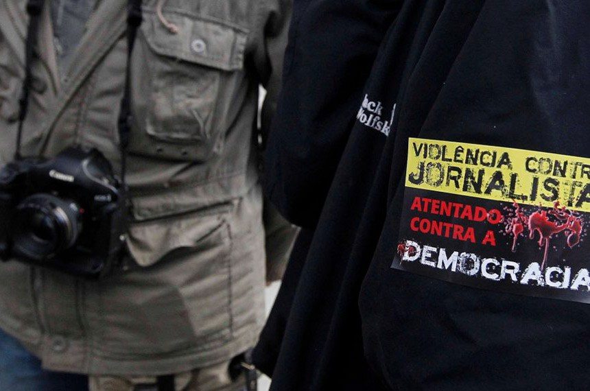 Violência contra jornalistas recua, censura e assédio judicial disparam