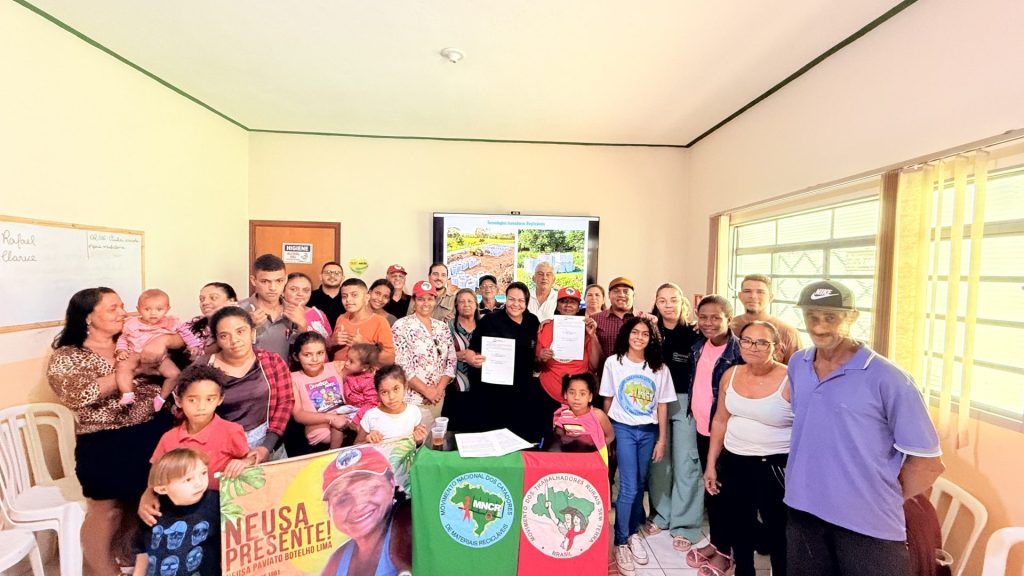 Parceria formaliza gestão de resíduos e produção de composto entre cooperativa de recicladores e MST Parceria formaliza gestão de resíduos e produção de composto entre cooperativa de recicladores e MST
