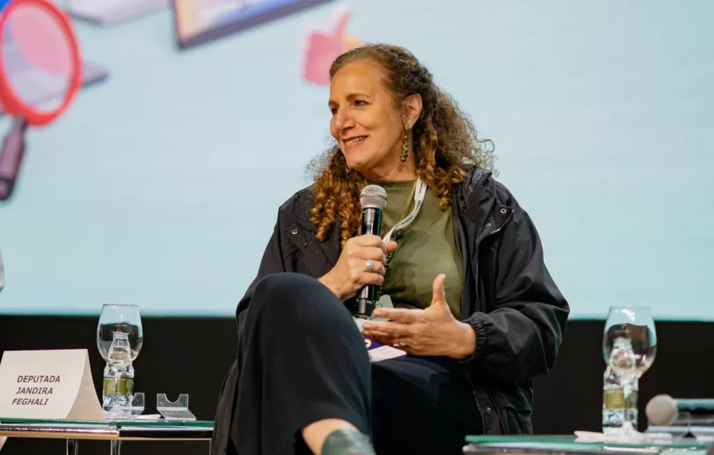 Jandira Feghali lança livro sobre o poder transformador da cultura