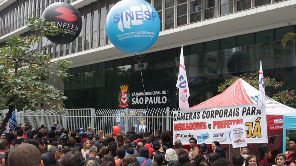 Professores e servidores municipais de SP encerram greve