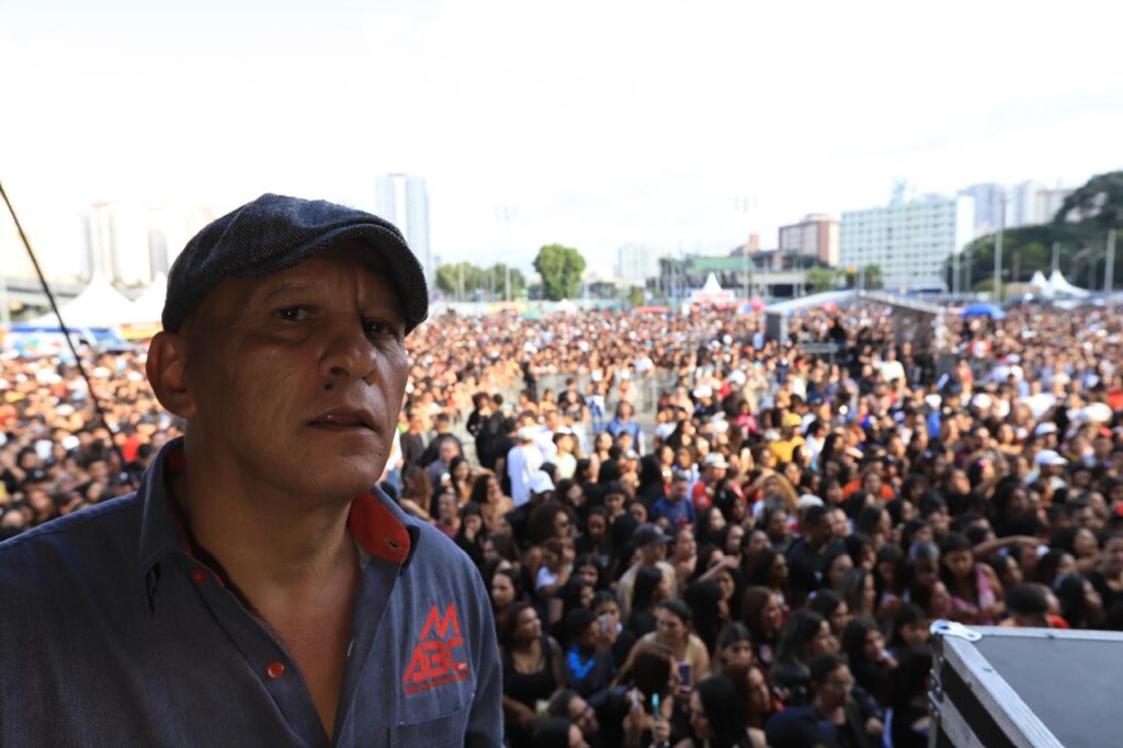 Memphis Depay participa do show de 1º de maio