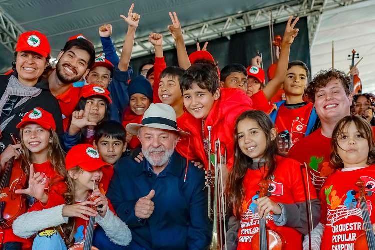 Lula oficializa assentamento após 22 anos de luta de famílias do MST