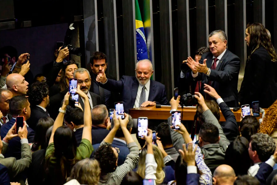 Estaria Lula preso na teia de aranha do Congresso?
