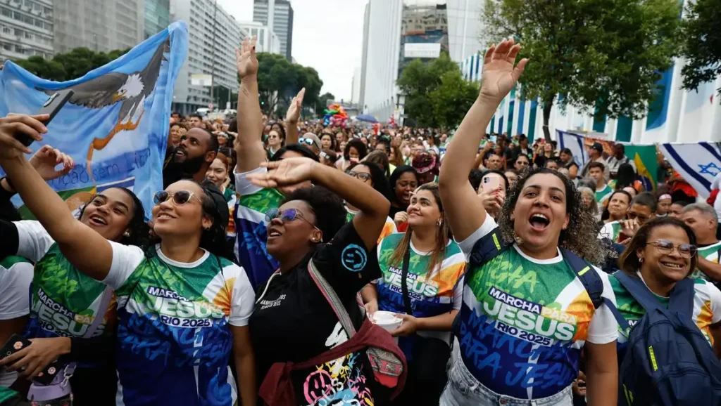 Evangélicos crescem e representam mais de um quarto da população