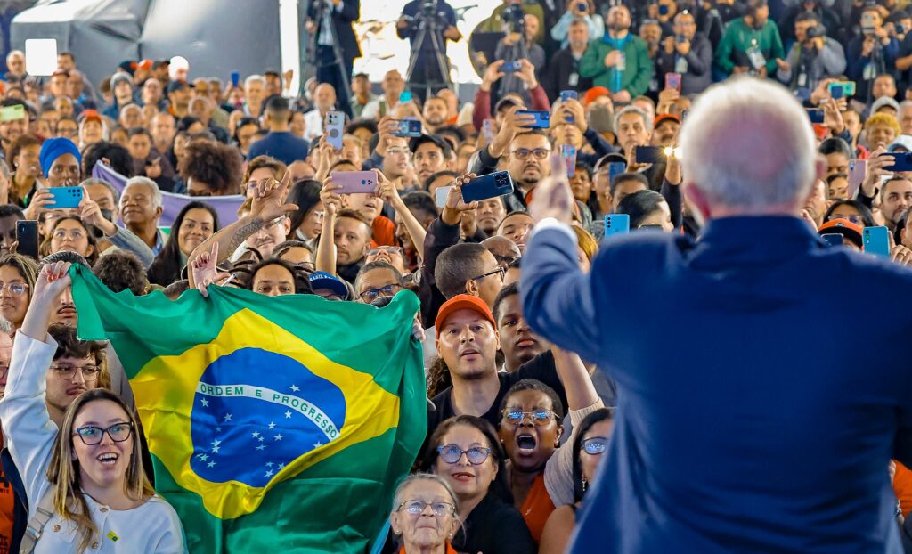 Aprovação do governo Lula cresce com defesa da soberania, mostra PoderData