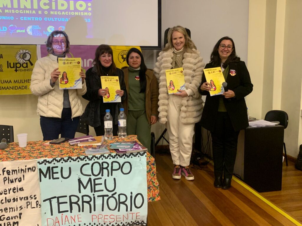 ‘Entre o homem e o urso’: seminário debate feminicídio, misoginia e negacionismo como crime de Estado ‘Entre o homem e o urso’: seminário debate feminicídio, misoginia e negacionismo como crime de Estado