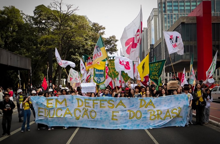Estudantes protestam em todo o Brasil em defesa da soberania e da educação
