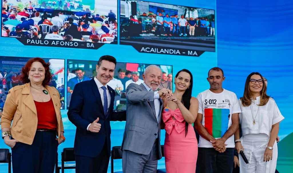 Lula entrega moradias, celebra saída do Mapa da Fome e baixo desemprego