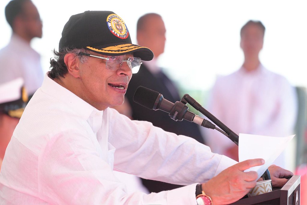 Petro lamenta morte de senador e defende que ‘vida está acima de qualquer ideologia’