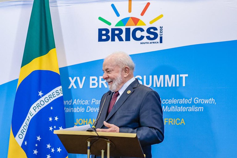 Lula diz que conversará com membros do BRICS sobre tarifas de Trump