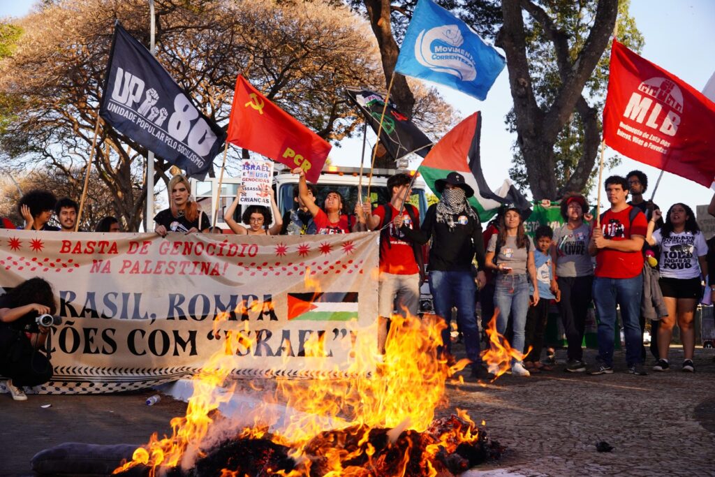 Movimentos sociais vão às ruas, cerca consulados dos EUA e exige fim do genocídio na Palestina