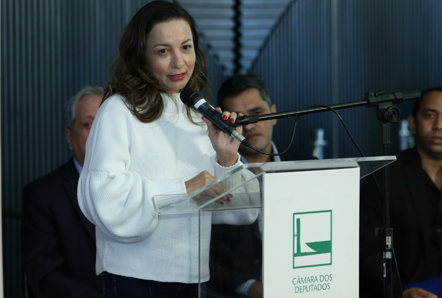 Professora Marcivânia (AP) toma posse e amplia bancada do PCdoB na Câmara