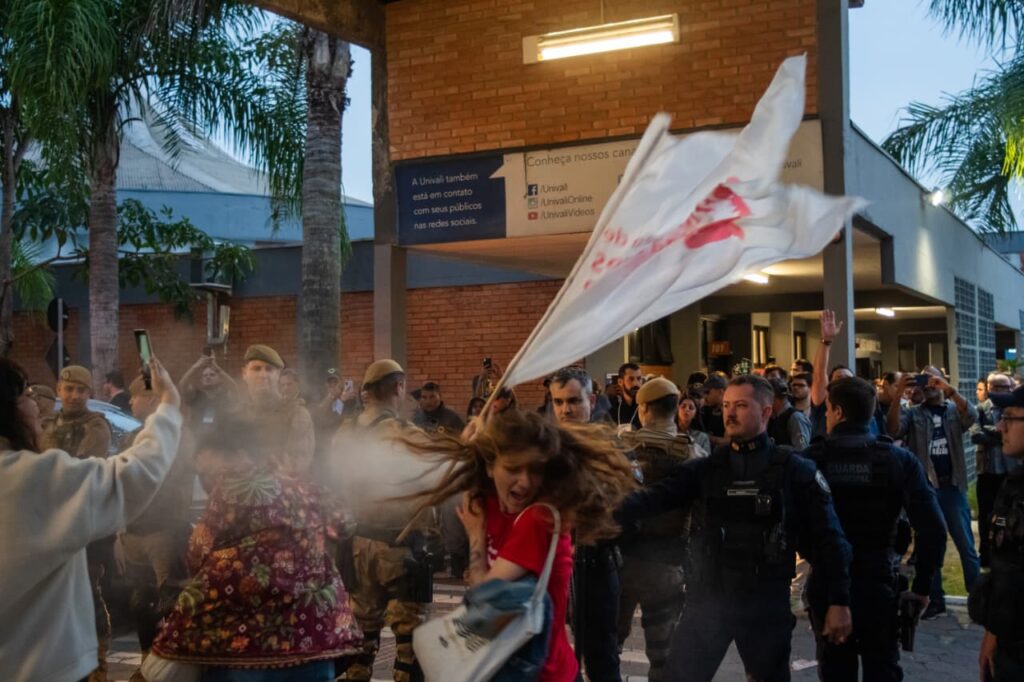 Estudantes da UNIVALI protestam contra realização de conferência fascista Estudantes da UNIVALI protestam contra realização de conferência fascista