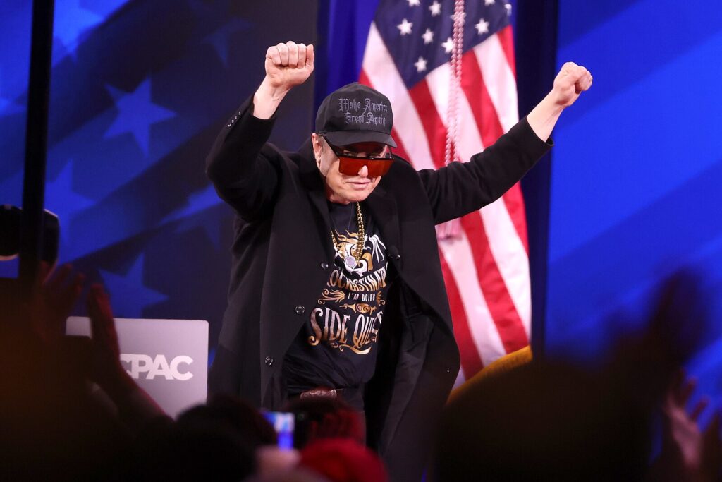 Voos espaciais: nova ordem de Trump favorece Elon Musk e Jeff Bezos