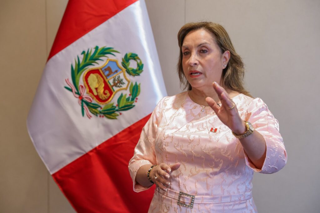 Peru: presidente promulga lei que anistia militares por crimes durante conflito armado