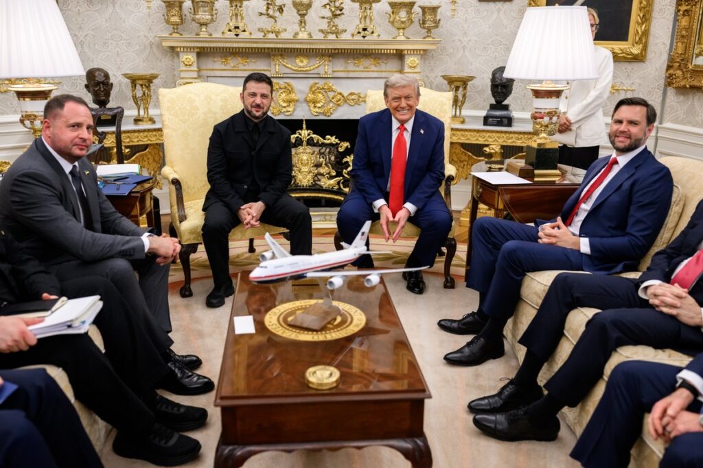 Após conversa com Zelensky, Trump acena para trilateral ao lado de Putin Após conversa com Zelensky, Trump acena para trilateral ao lado de Putin