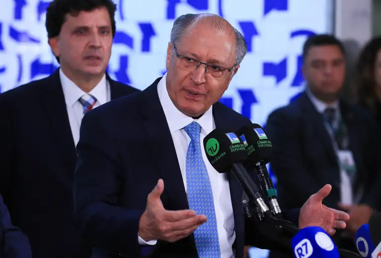 EUA recuam e reduzem tarifas sobre aço e alumínio brasileiros EUA recuam e reduzem tarifas sobre aço e alumínio brasileiros