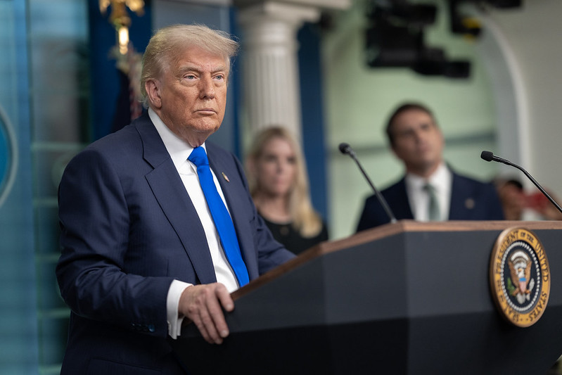 Novas cartas e fotos reacendem críticas à interdição de Trump sobre caso Epstein