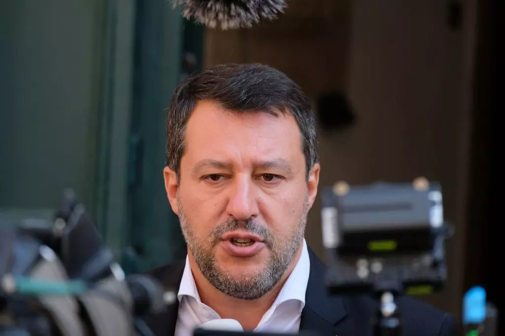 Embaixadora da Itália é convocada em Paris após atrito entre Salvini e Macron Embaixadora da Itália é convocada em Paris após atrito entre Salvini e Macron