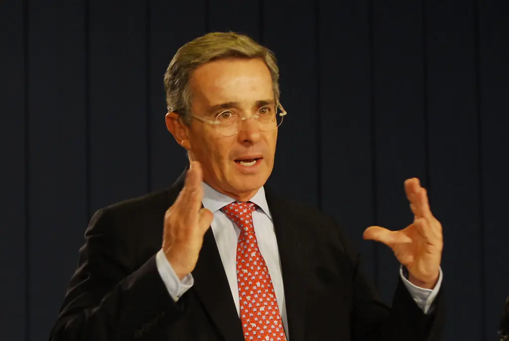 Colômbia: apesar dos milhares assassinados em seu governo, Uribe é condenado por suborno Colômbia: apesar dos milhares assassinados em seu governo, Uribe é condenado por suborno