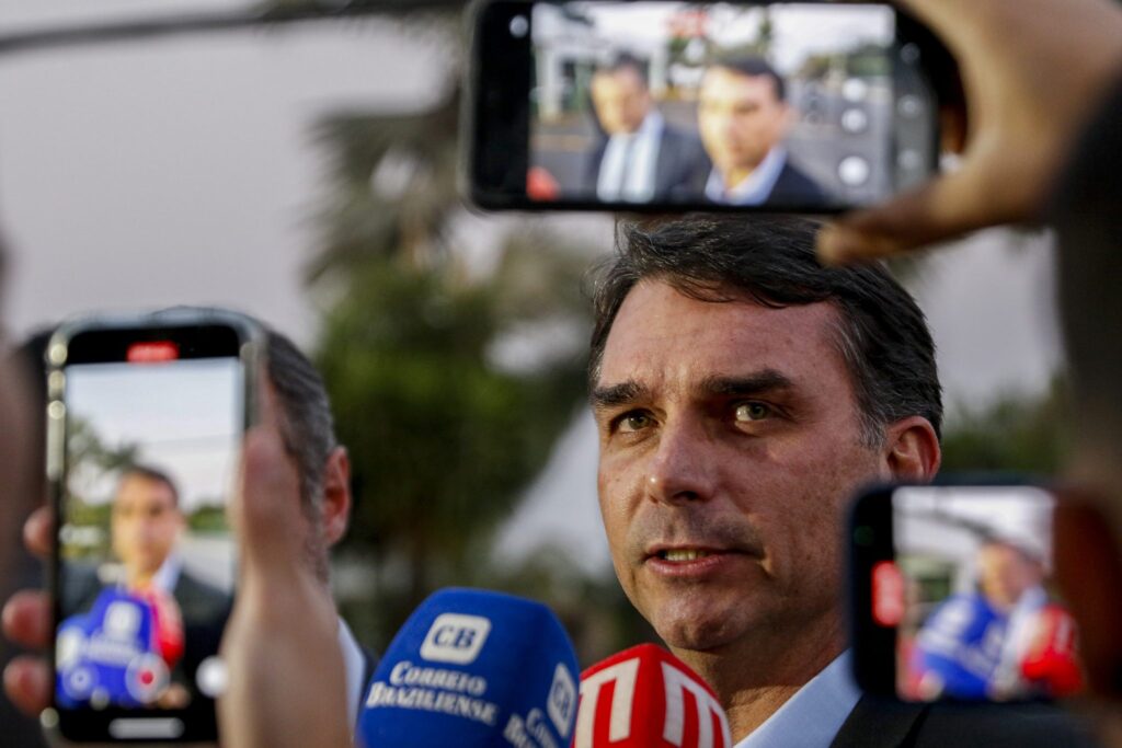 Flávio Bolsonaro ataca imprensa em evento na Itália