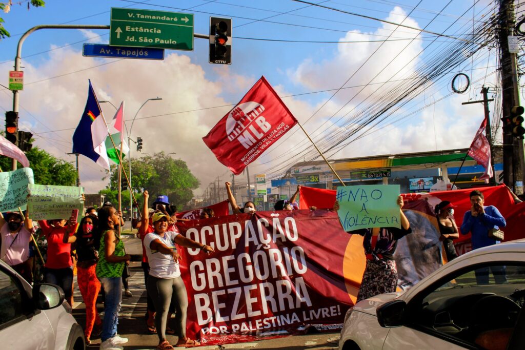 Protesto do MLB fecha uma das principais Avenidas do Recife contra despejo da ocupação Gregório Bezerra.