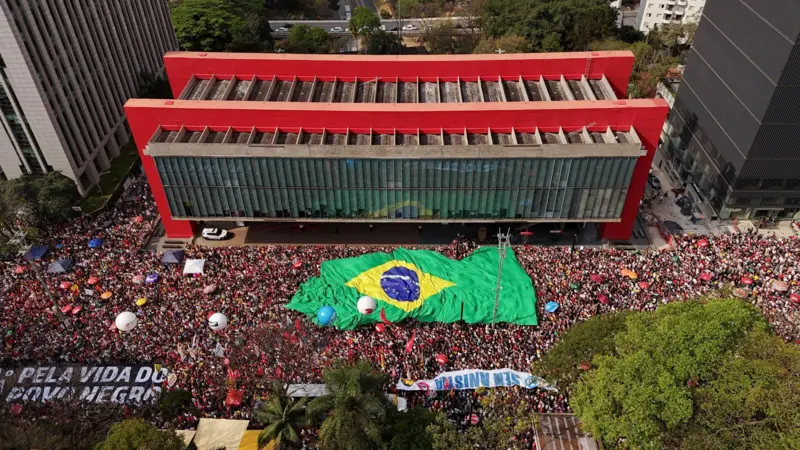 As ruas enfrentam o “Congresso dos privilegiados”