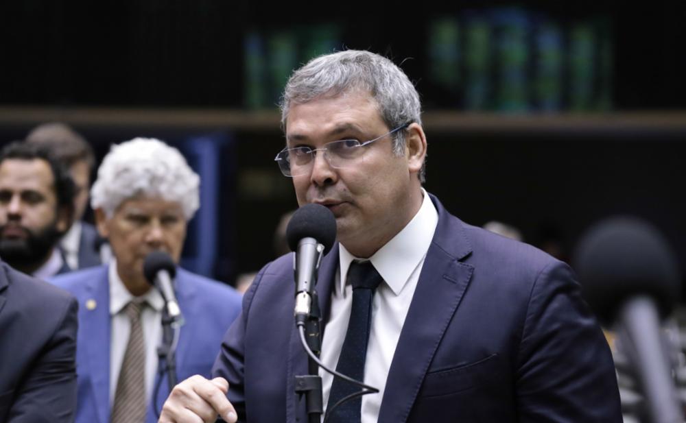Câmara aprova programa do Governo Lula de médicos especialistas para acelerar o atendimento no SUS   