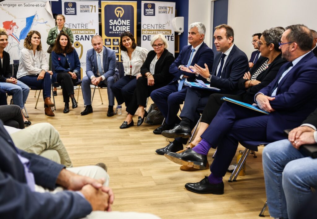 Novo premiê da França descarta reduzir feriados e promete reforço na Saúde até 2027