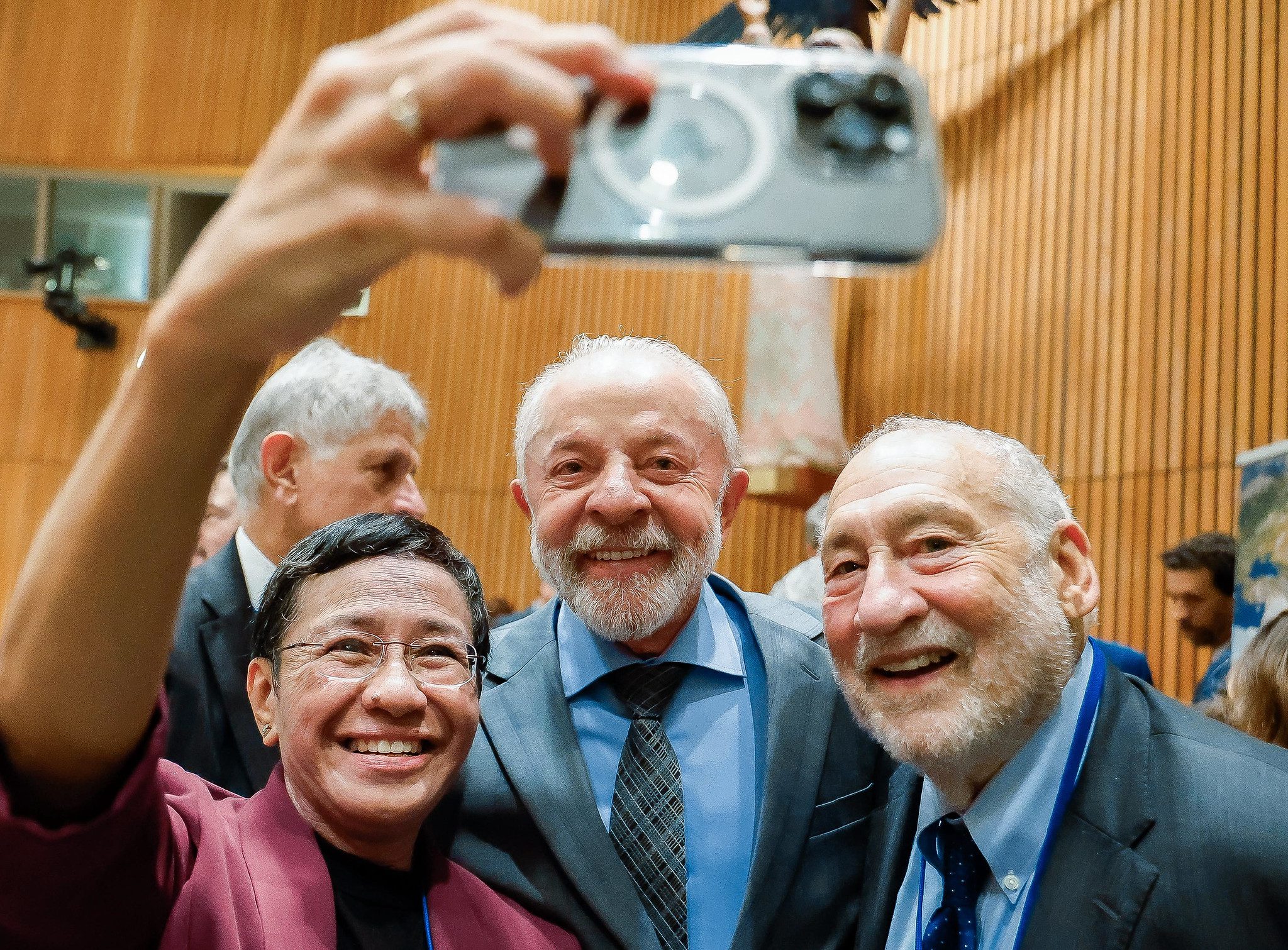 lula-ensina-o-que-voce-fez-pela-democracia-hoje-durante-evento-em-defesa-lula-faz-foto-com-a-premio-nobel-da-paz-a-jornalista-filipina-maria-ressa-e-o-premio-nobel-de-economia-joseph-stiglitz-foto-ricardo-stuckert-pr-tvt-news