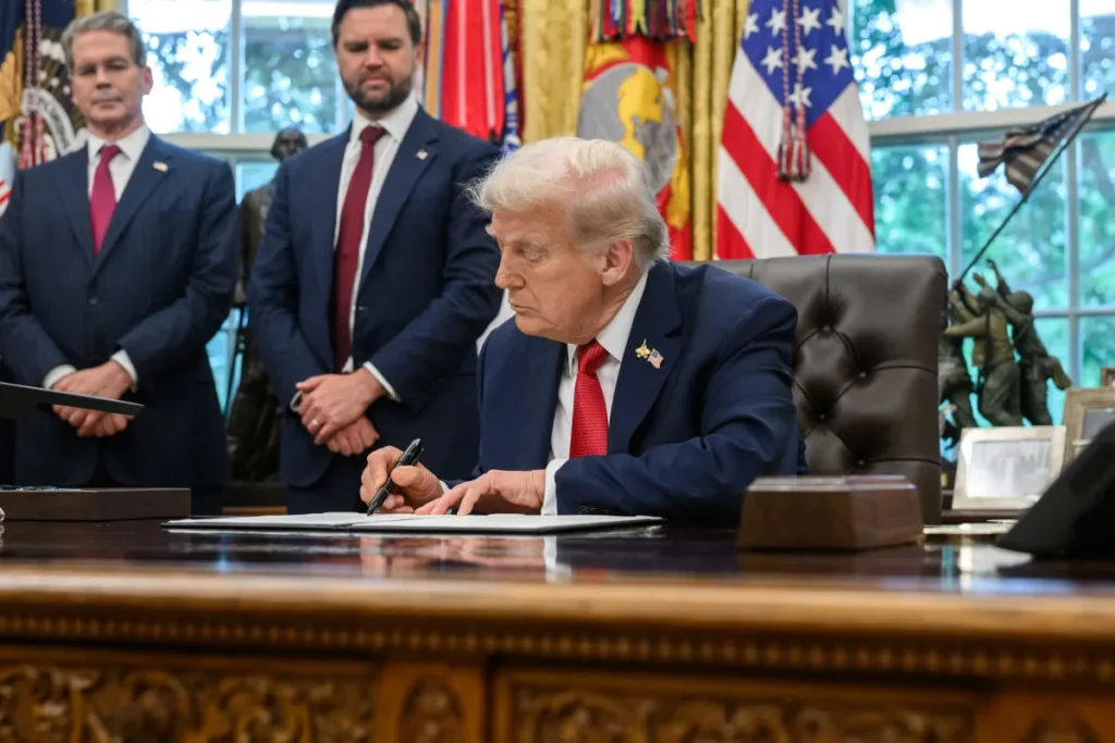 Trump impõe tarifas a medicamentos e caminhões Trump impõe tarifas a medicamentos e caminhões