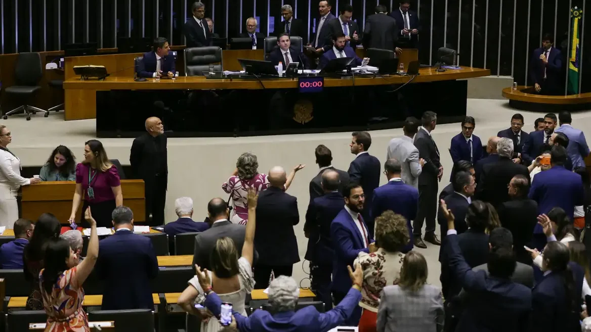 camara-vota-urgencia-do-projeto-da-anistia-para-golpistas-em-uma-semana-camara-dos-deputados-vira-as-costas-para-a-opiniao-publica-com-a-votacao-de-duas-medidas-impopulares-foto-foto-lula-marques-agencia-brasil-tvt-news