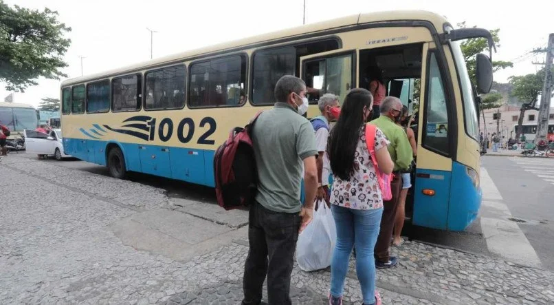 Trabalhadores sofrem com a péssima situação do transporte intermunicipal em Pernambuco. Trabalhadores sofrem com a péssima situação do transporte intermunicipal em Pernambuco.