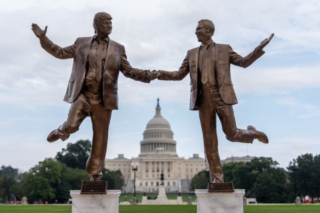 Estátua de Trump e Epstein é removida de parque nos EUA