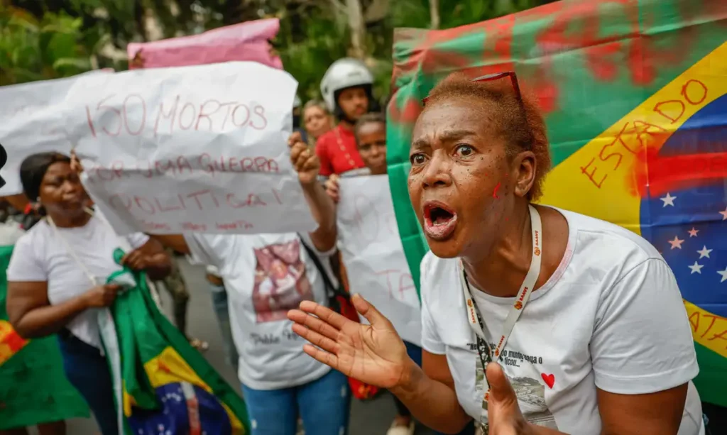 Governo do RJ se baseia em horário, local e roupas para dizer que mortos eram criminosos Governo do RJ se baseia em horário, local e roupas para dizer que mortos eram criminosos